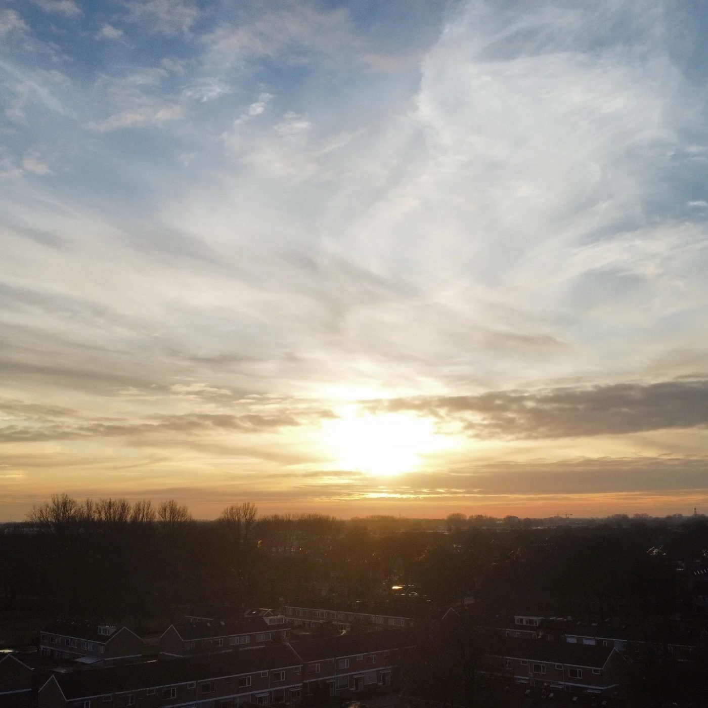 Zonsondergang boven de stad vanuit de drone