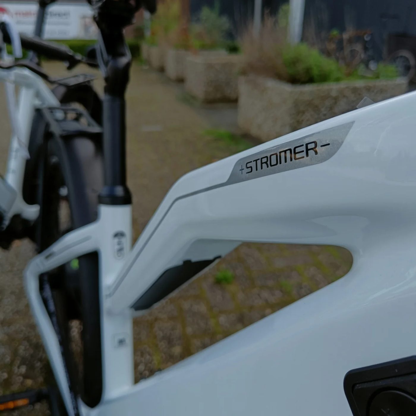 Close-up van een witte Stromer e-bike