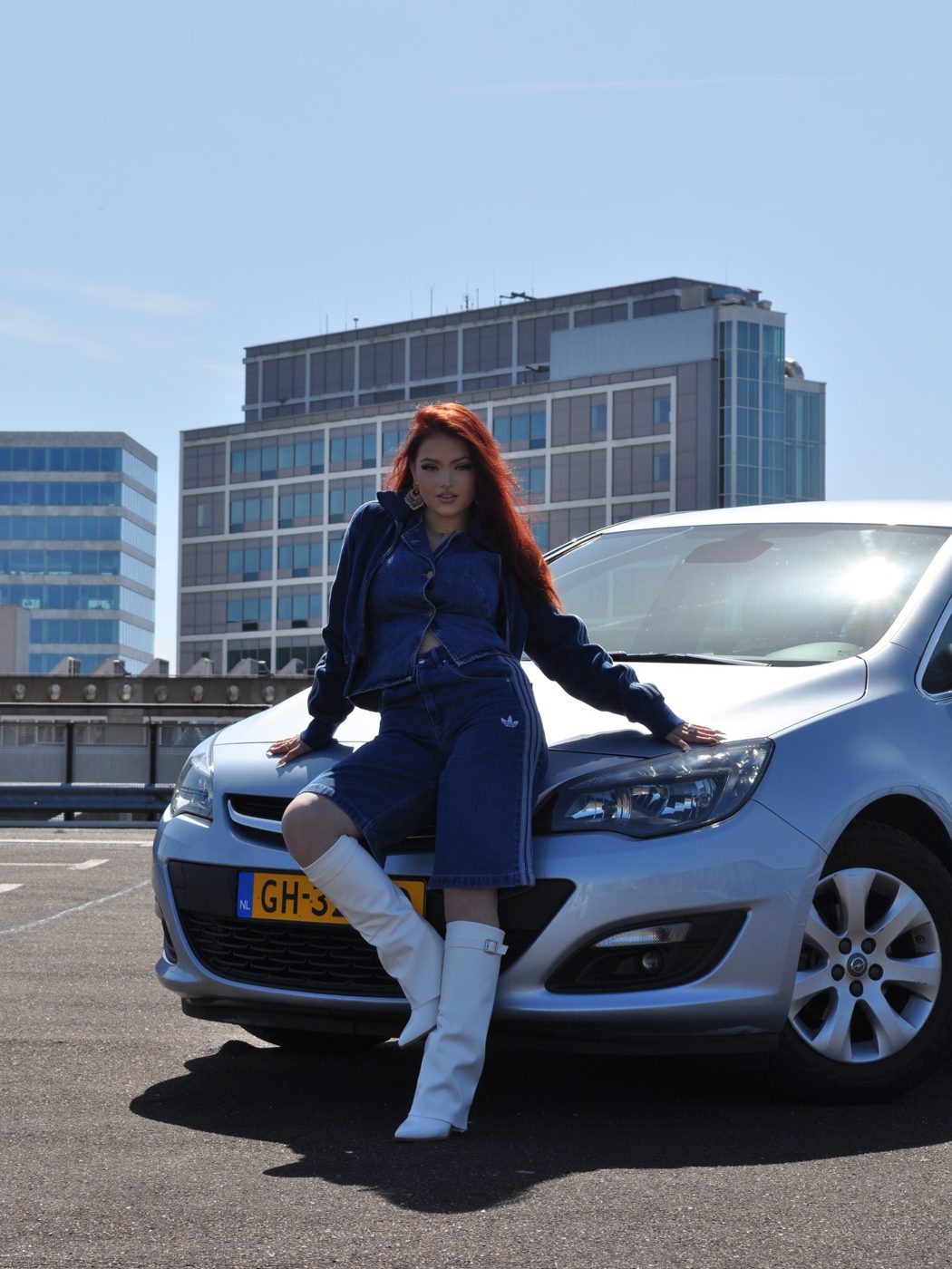 Floor Bartels op de motorkap van een Opel Astra