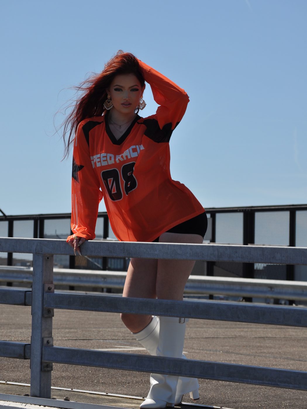 Floor Bartels in oranje outfit op een dak in de zon