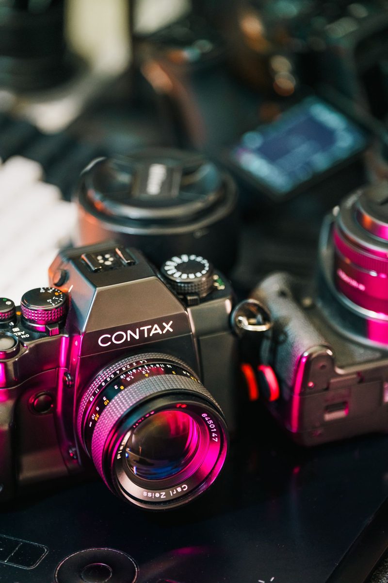 Analoge camera in neonlicht