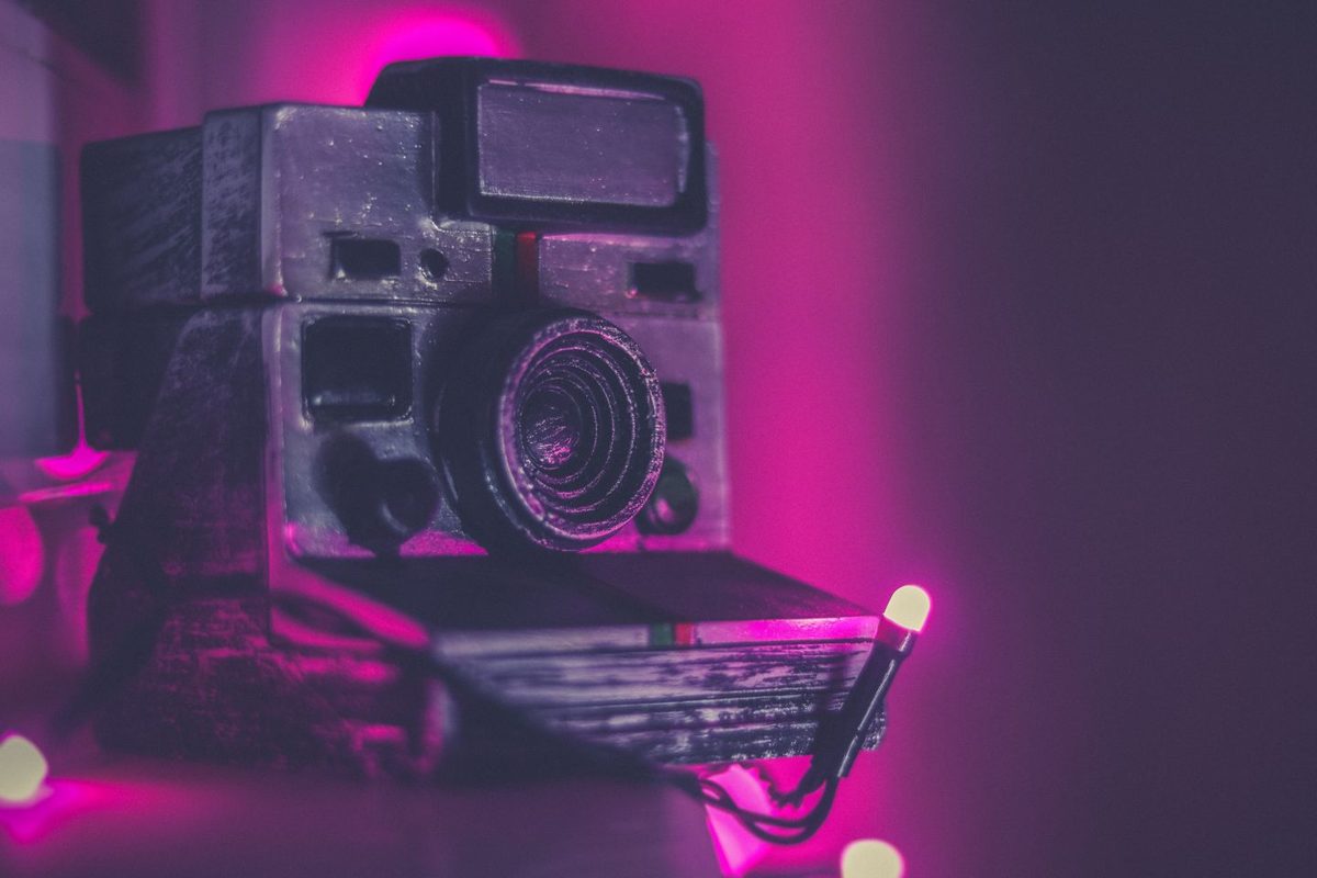 Vintage camera met roze licht