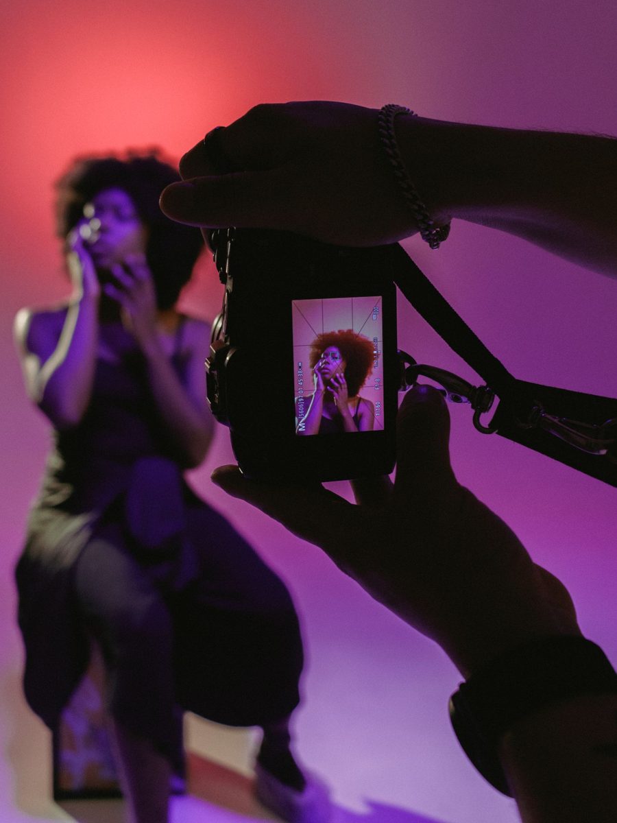 Telefoon filmt een model in paars studiolicht